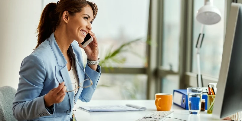 Fotografía de una mujer hablando por teléfono